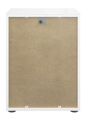 Rückansicht einer weißen Nachtkommode mit einer Rückwand aus Holzfaserplatte.