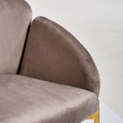 Close-up van een bruine fauteuil uit de SUNNY-serie van Livetastic met gouden poten, gezien vanaf de zijkant
