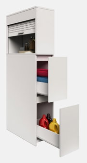 Weißer Hochschrank mit Rollladenfach oben und offenen Türen, innen mit Handtüchern und Reinigungsmitteln, in leichter Seitenansicht von vorn.