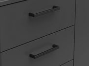 Nahaufnahme einer schwarzen Kommode mit modernen, rechteckigen Griffen, seitliche Perspektive
