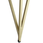 Nahaufnahme eines goldfarbenen Tischbeins mit dreieckiger Form, perspektivisch von der Seite aufgenommen.