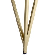 Nahaufnahme eines goldfarbenen Tischbeins mit dreieckiger Form, perspektivisch von der Seite aufgenommen.