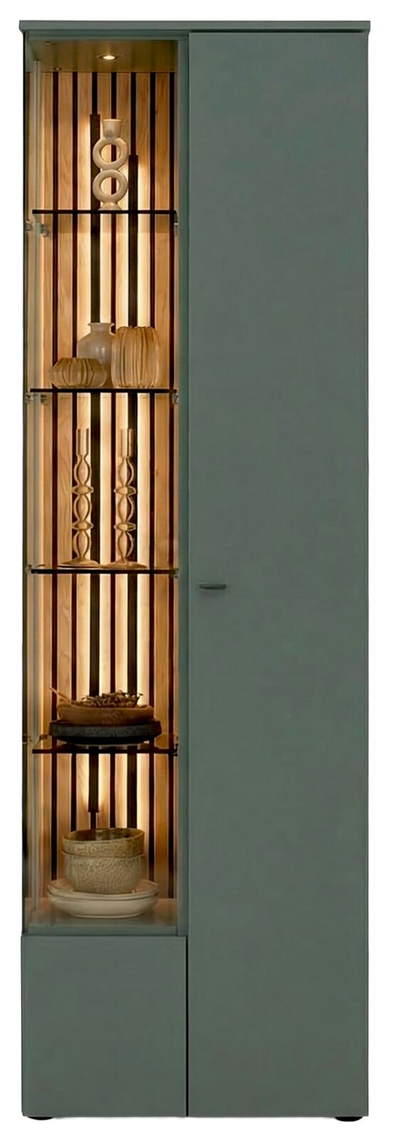 Hoher, schmaler Vitrinenschrank in mattem Grün mit linksseitiger Glasvitrine, warm beleuchteter Holzrückwand und mehreren Glasböden; rechte Seite mit geschlossener Tür – Frontansicht.