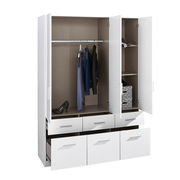 Drehtürenschrank 3-türig in Weiß mit geöffneter Perspektive, zeigt Innenraum mit Kleiderstange, Regalfächern und Schubladen.