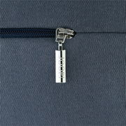 Nahaufnahme eines Reißverschlusses mit einem Anhänger, der die Aufschrift 'JOOP!' trägt, auf einem gestreiften Stoff.