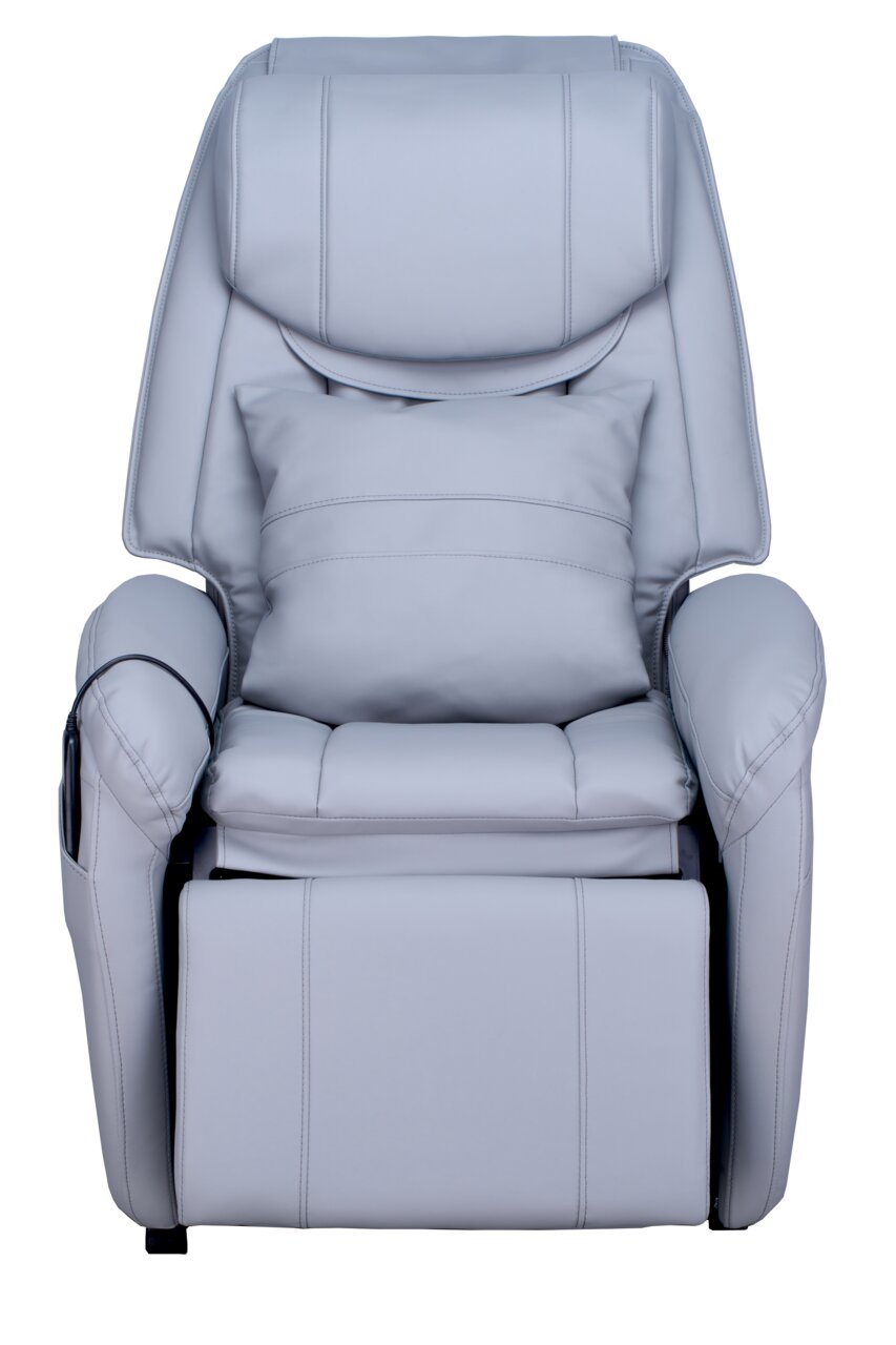 Grauer Massagesessel in Frontalansicht mit gepolstertem Sitz und Armlehnen.
