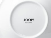 Unterseite einer weißen Tasse mit der Aufschrift 'JOOP! MADE IN GERMANY', Perspektive von unten.