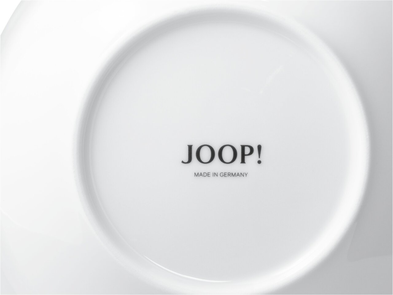 Unterseite einer weißen Tasse mit der Aufschrift 'JOOP! MADE IN GERMANY', Perspektive von unten.