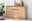Holz-Sideboard mit drei Türen und einer Schublade, dekoriert mit Vasen und Kunstobjekten, seitliche Perspektive