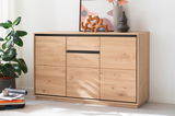 Holz-Sideboard mit drei Türen und einer Schublade, dekoriert mit Vasen und Kunstobjekten, seitliche Perspektive