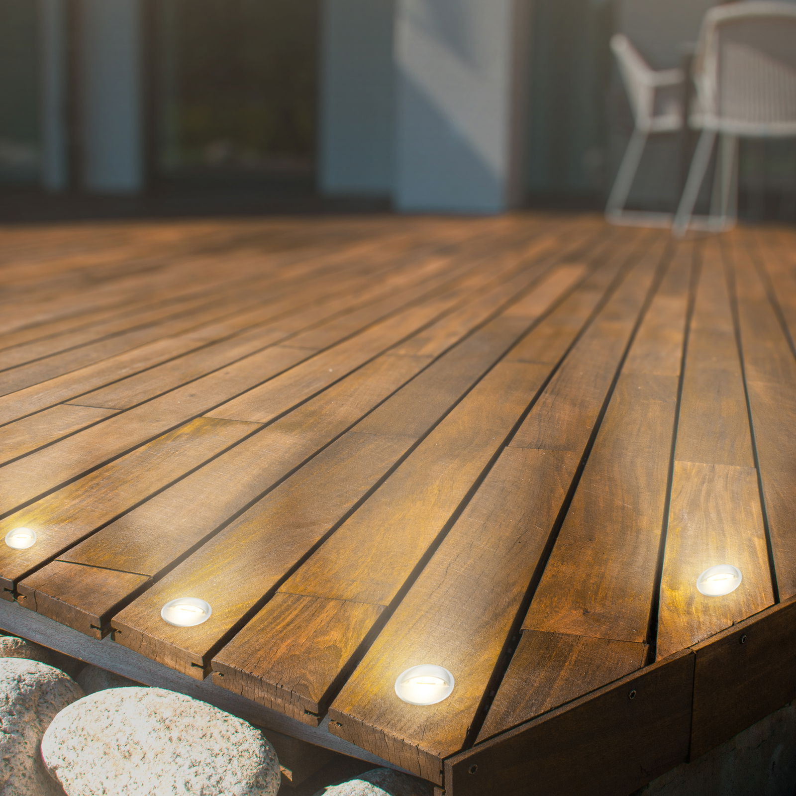 Einbaulicht-Starter-Set auf einer Holzterrasse, Perspektive von schräg oben