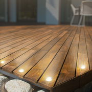 Einbaulicht-Starter-Set auf einer Holzterrasse, Perspektive von schräg oben