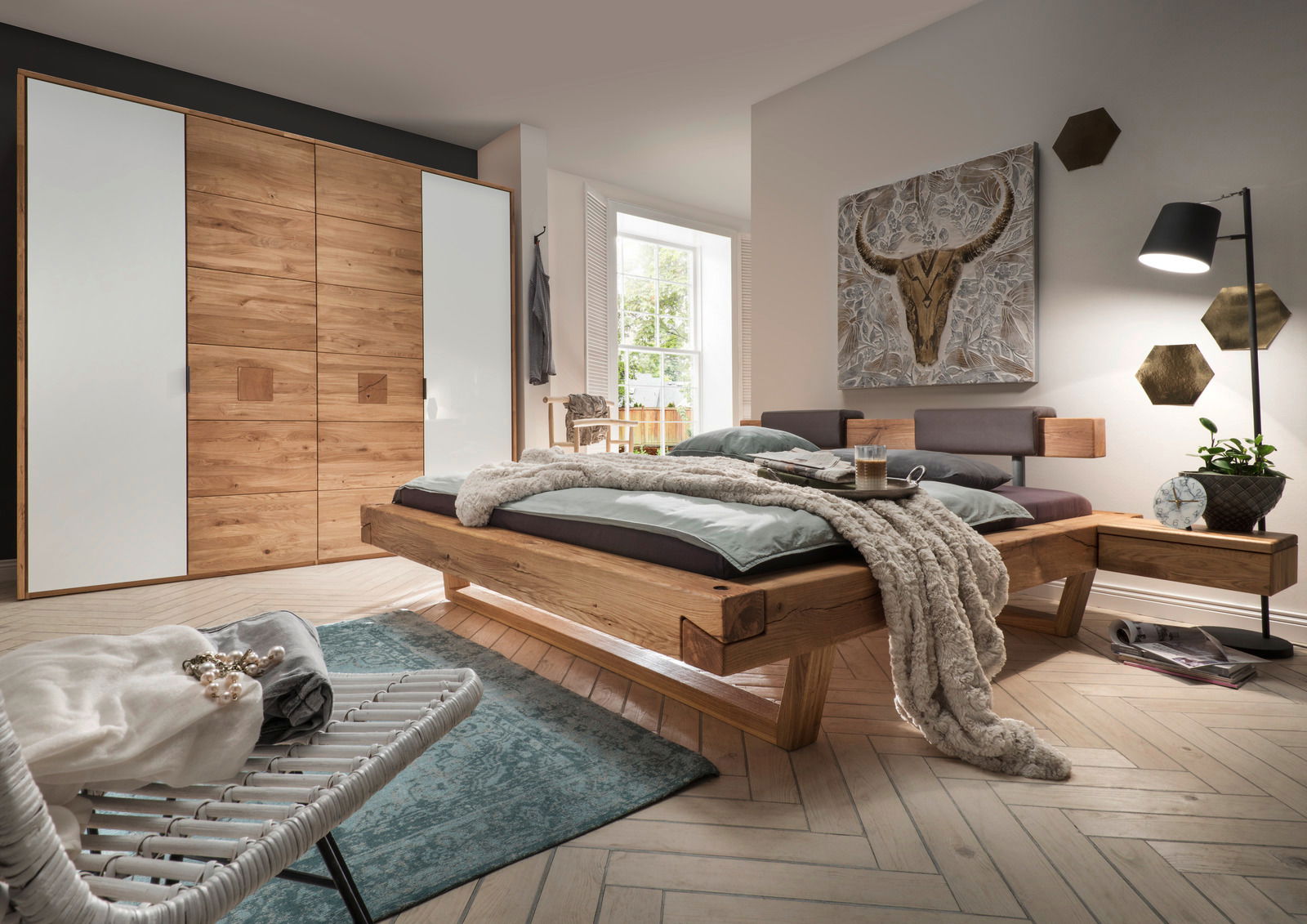 Moderner Kleiderschrank mit vier Türen in Holzoptik und weißen Elementen, seitliche Perspektive im stilvollen Schlafzimmer.