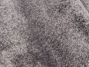 Nahaufnahme eines grauen Uni-Teppichs mit weicher, flauschiger Textur.