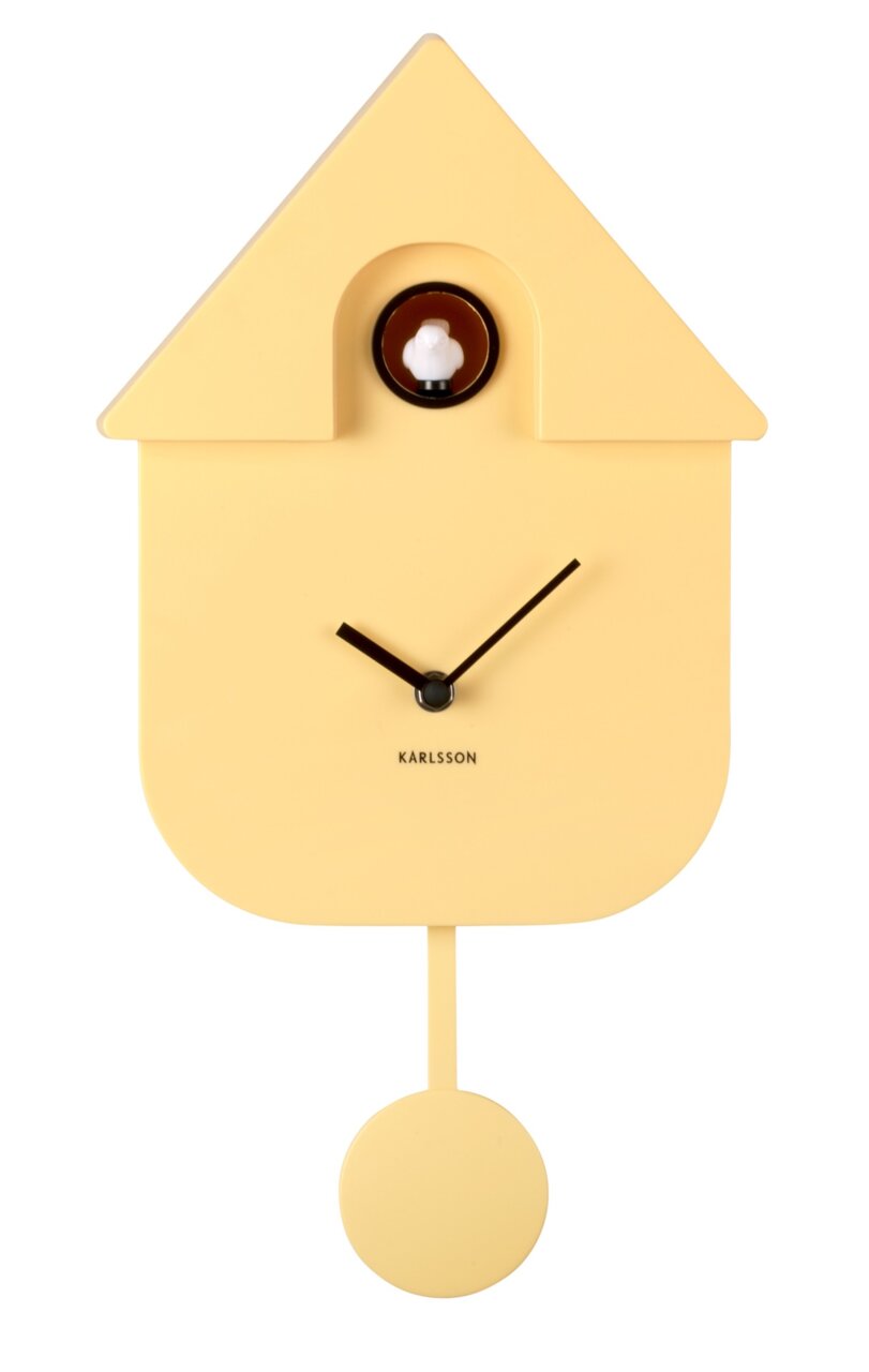 Gelbe Wanduhr in Form eines Vogelhauses mit Pendel, frontal abgebildet.