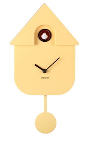 Gele wandklok in de vorm van een vogelhuisje met slinger, van voren afgebeeld.