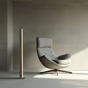 Moderne Stehleuchte PURE-LINES in minimalistischem Design, seitliche Perspektive neben einem eleganten Sessel.