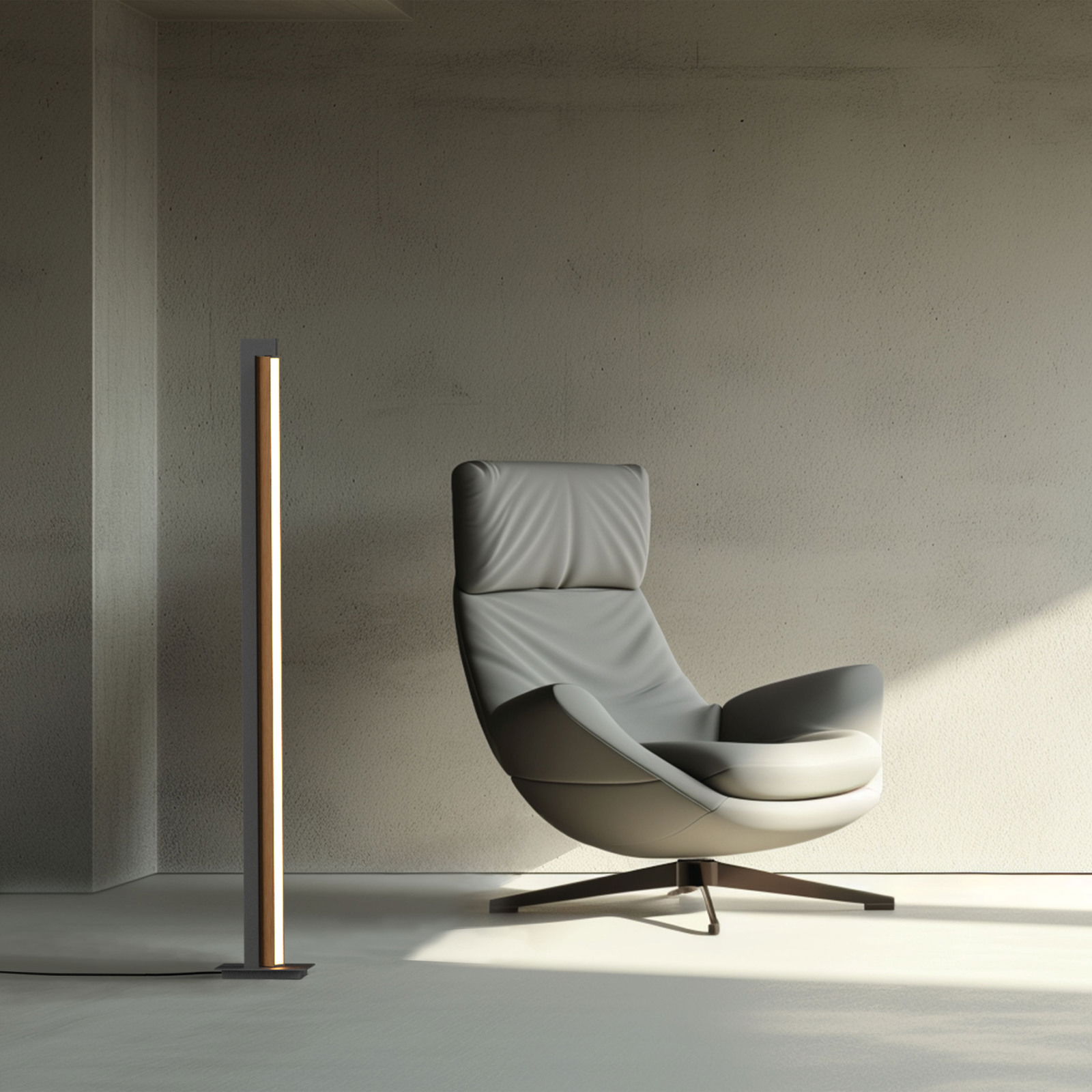 Moderne Stehleuchte PURE-LINES in minimalistischem Design, seitliche Perspektive neben einem eleganten Sessel.