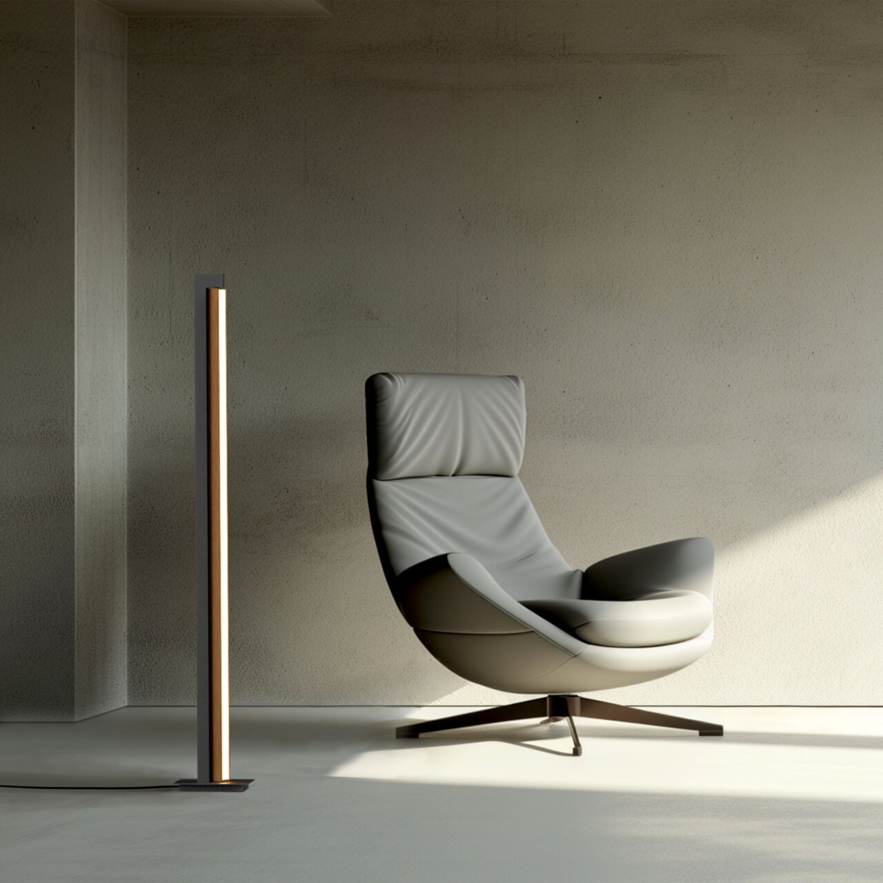 Moderne staande lamp PURE-LINES in minimalistisch design, zijaanzicht naast een elegante fauteuil.