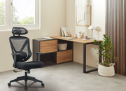 Moderner Winkelschreibtisch RENTON in einem hellen Raum, mit Holz- und Metallelementen, dekoriert mit Büchern, einer Lampe und einer Pflanze. Perspektive von vorne.