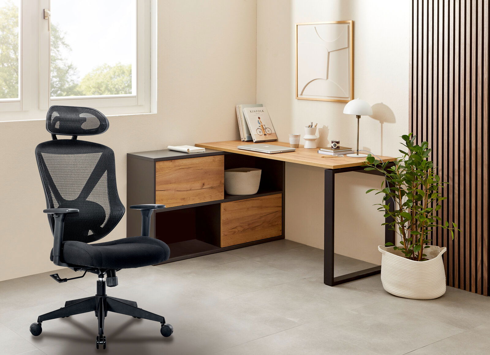 Moderner Winkelschreibtisch RENTON in einem hellen Raum, mit Holz- und Metallelementen, dekoriert mit Büchern, einer Lampe und einer Pflanze. Perspektive von vorne.