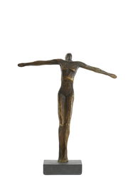 Bronzefarbene Skulptur eines Menschen mit ausgestreckten Armen auf rechteckigem Sockel, von hinten gesehen.