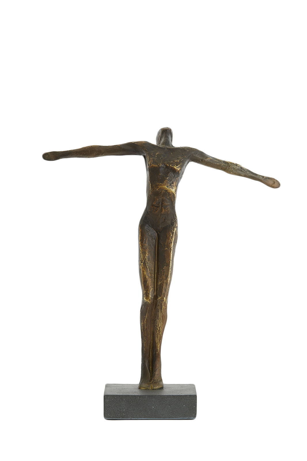 Bronzefarbene Skulptur eines Menschen mit ausgestreckten Armen auf rechteckigem Sockel, von hinten gesehen.