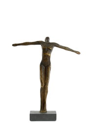 Bronzefarbene Skulptur eines Menschen mit ausgestreckten Armen auf rechteckigem Sockel, von hinten gesehen.