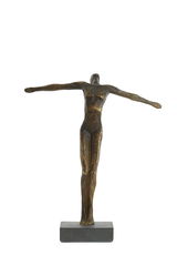 Bronzefarbene Skulptur eines Menschen mit ausgestreckten Armen auf rechteckigem Sockel, von hinten gesehen.