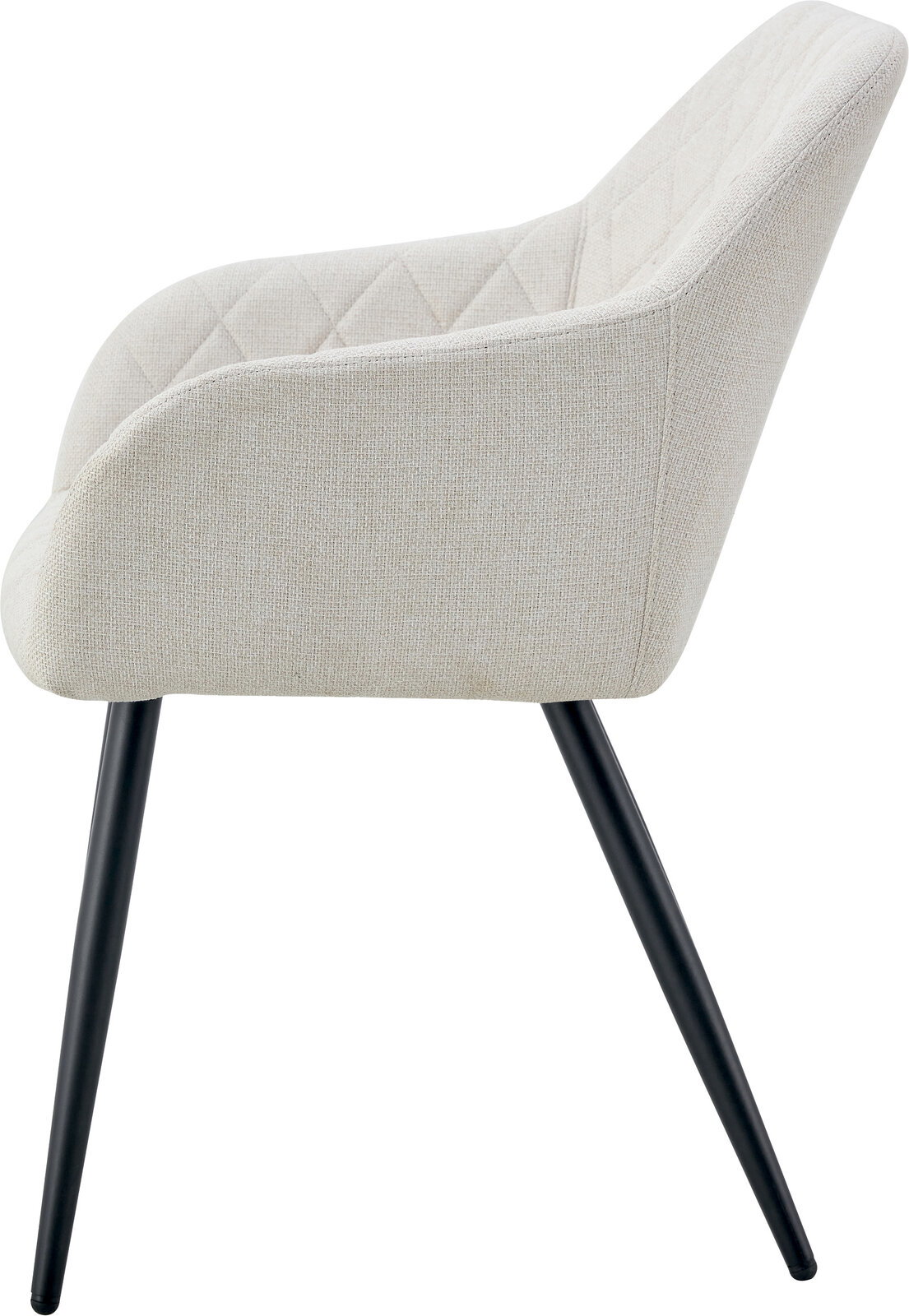 Beiger, gepolsterter Polsterstuhl mit Armlehnen, rautenförmig gesteppter Rückenlehne und schwarzen, schräg stehenden Metallbeinen, Seitenansicht von links vor weißem Hintergrund