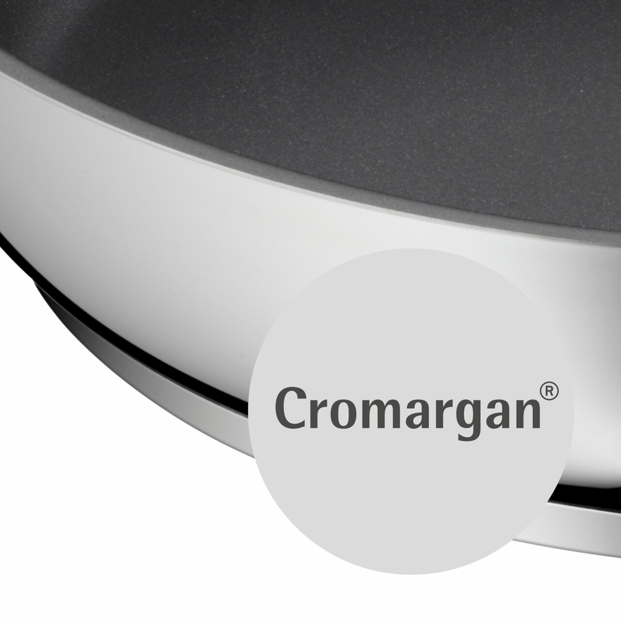 Close-up van een CERADUR PROFI-pan van Cromargan, zijaanzicht.