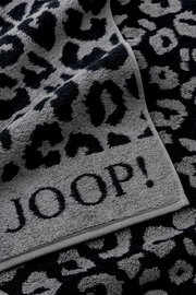 Gästetuch mit Leopardenmuster und JOOP! Schriftzug, Nahaufnahme