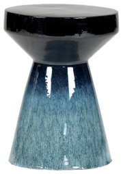 Glanzende keramische kruk/bijzettafel in blauw-zwart met een conische vorm, vrijstaand op een witte achtergrond, vooraanzicht