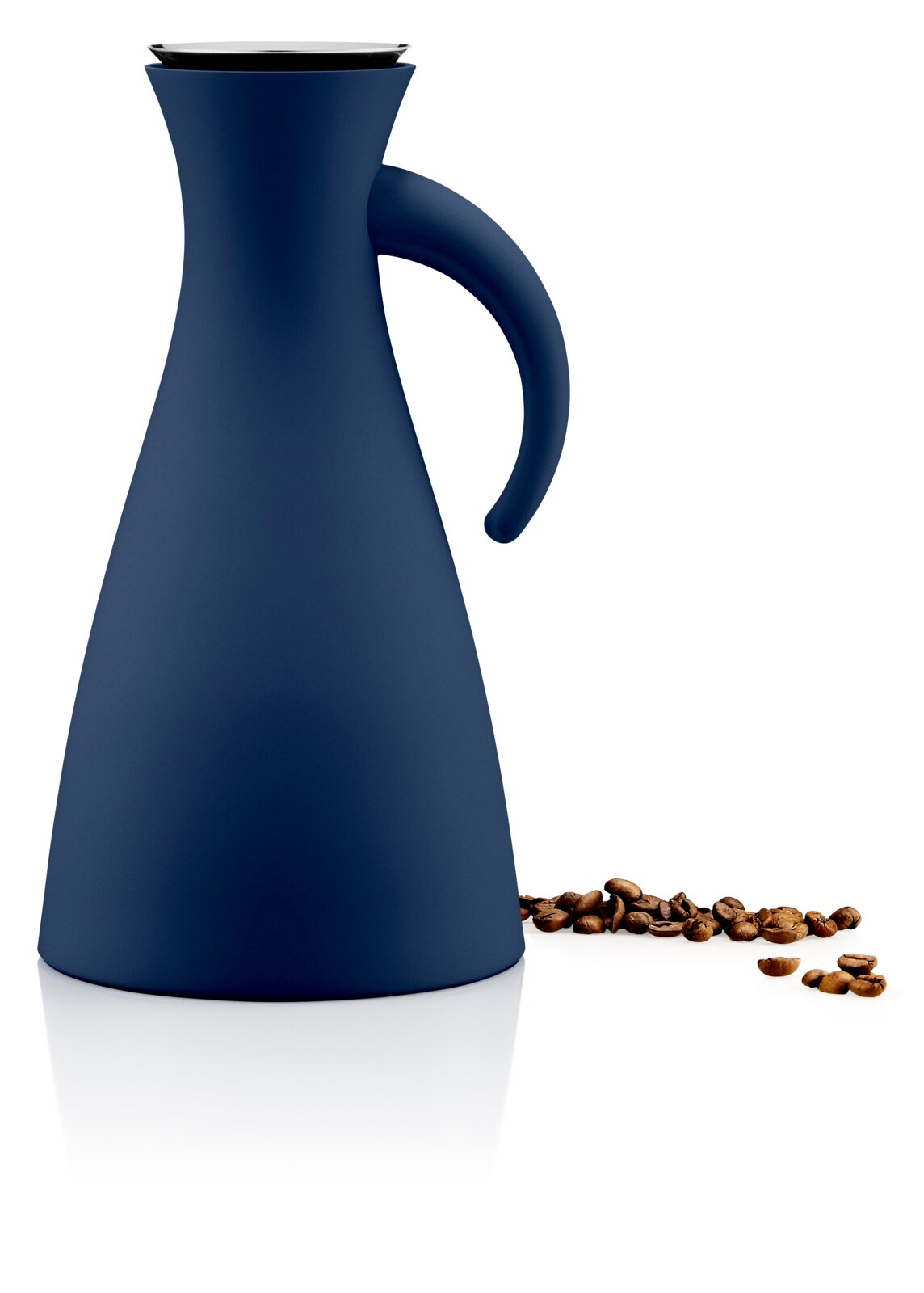 Marineblauwe thermoskan met een elegant ontwerp, zijaanzicht, omringd door koffiebonen.