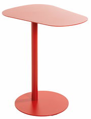 Roter Beistelltisch mit runder Basis und asymmetrischer Tischplatte, seitliche Perspektive