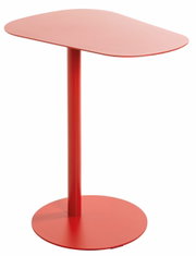 Rode bijzettafel met ronde voet en asymmetrisch tafelblad, zijaanzicht
