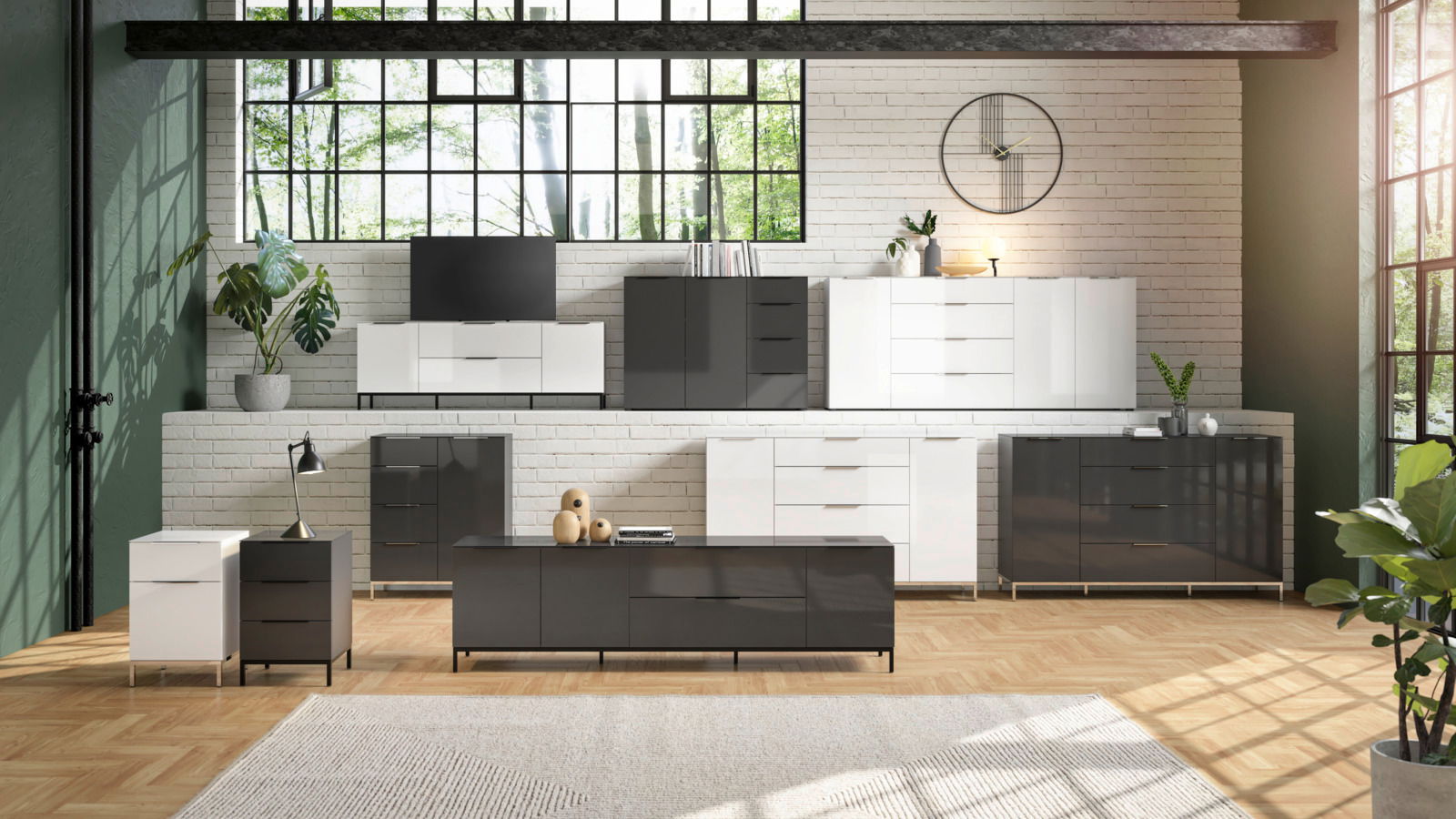 Moderne Wohnzimmermöbel in einem hellen Raum mit großen Fenstern, bestehend aus weißen und grauen Kommoden und Sideboards, frontal betrachtet.