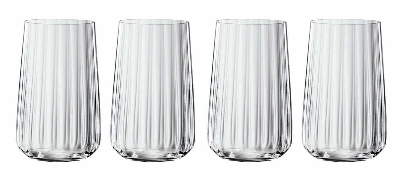Vier elegante longdrinkglazen met verticale groeven, van voren gefotografeerd.