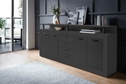 Modernes XL-Sideboard in dunklem Design, seitliche Perspektive, mit mehreren Schubladen und Türen, dekoriert mit Vasen und Büchern.