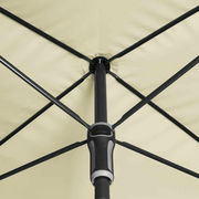 Nahaufnahme eines Sonnenschirms von unten, zeigt die Streben und den zentralen Mechanismus.