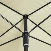 Nahaufnahme eines Sonnenschirms von unten, zeigt die Streben und den zentralen Mechanismus.