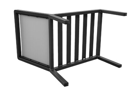 Metalen frame van een loungegedeelte, liggend op de zijkant, met zichtbare steunen en een achterwand.