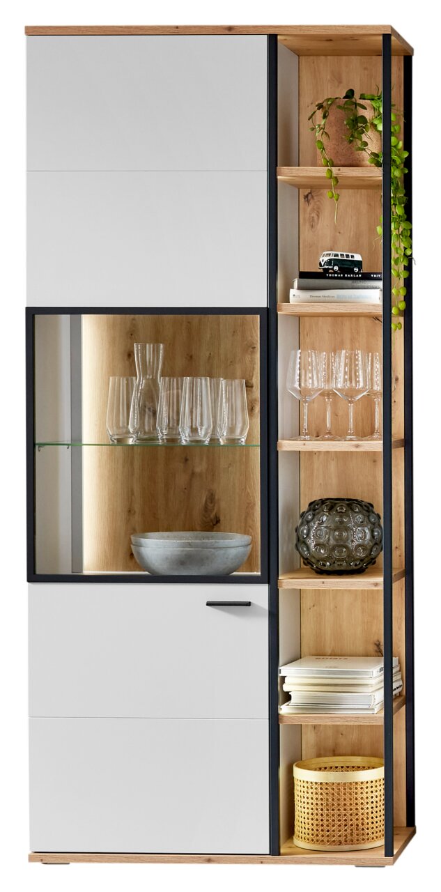 Moderne Vitrine mit Holz- und Glaselementen, gefüllt mit Gläsern und Dekorationen, aus frontaler Perspektive.