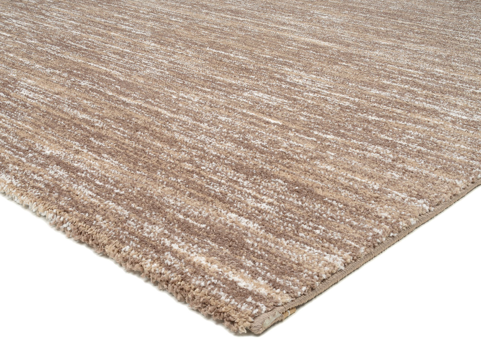 Beige Uni-Teppich in Nahaufnahme, perspektivisch von der Seite fotografiert.