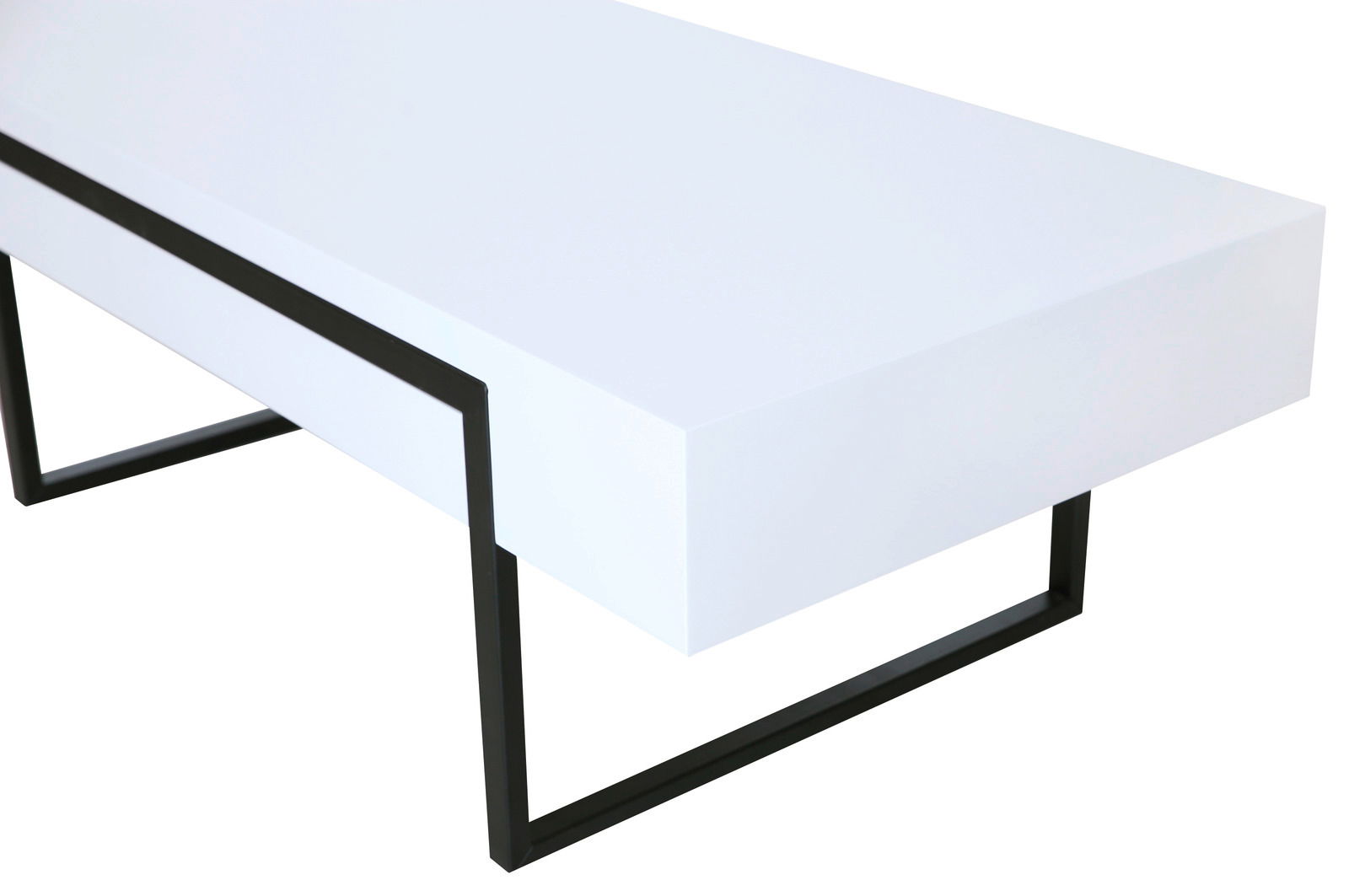 Moderner Couchtisch mit weißer Tischplatte und schwarzem Metallgestell, seitliche Perspektive