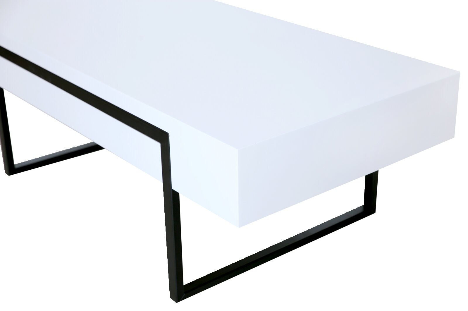 Moderner Couchtisch mit weißer Tischplatte und schwarzem Metallgestell, seitliche Perspektive