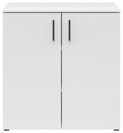 Weiße Kommode mit zwei Türen und schwarzen Griffen, frontale Ansicht