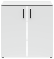 Weiße Kommode mit zwei Türen und schwarzen Griffen, frontale Ansicht