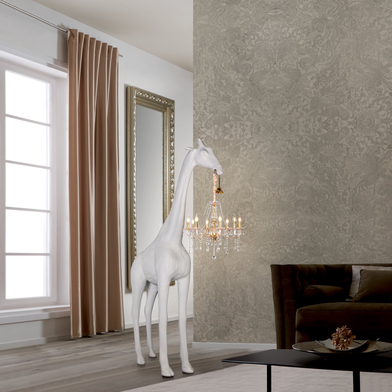 Weiße Giraffen-Standfigur als ausgefallene Stehlampe mit kleinem Kristall-Kronleuchter am Maul, in einem eleganten Wohnzimmer; Frontansicht in leichter Seitenperspektive