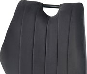 Nahaufnahme der Rückenlehne eines dunkelgrauen, gepolsterten Stuhls mit vertikalen Steppnähten und schwarzer Querstrebe oben, frontal aus leicht schräger Perspektive